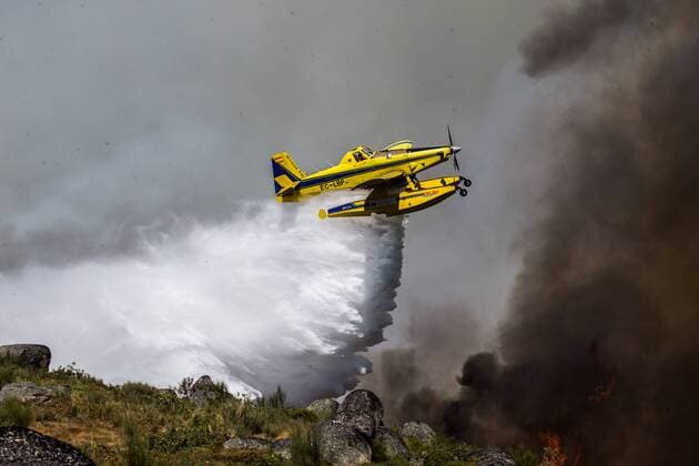 IMAGO Nature: Unsere Erde, Klimawandel, WaldbrÃ¤nde Themen der Woche Bilder des Tages WaldbrÃ¤nde in Portugal PORTUGAL â€“ AUGUST 16, 2016: A water bomber makes a drop while battling wildfires near the villages of Panchorra and Gralheira. Mikhail Pochuyev TASS  TS02D6F7