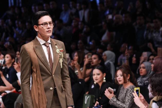 Malaysia: Kuala Lumpur Fashion Week 2016 A Malaysian celebrity wears Spring Summer 2017 collection, The Malaya by Rizman Ruzaini at Kuala Lumpur Fashion Week 2016.  AdyxAbdxRopha