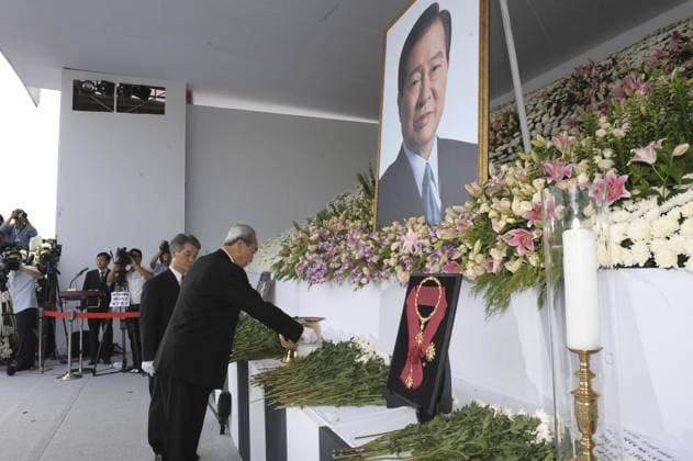 090821) -- SEOUL, Aug. 21, 2009 -- The delegation from the Democratic People s Republic of Korea (DPRK) led by Kim Ki-nam (R), a Workers Party Central Committee secretary most frequently included in DPRK s leader Kim Jong-il s entourage in public activities, pays respects to South Korean late president Kim Dae-jung in Seoul, capital of South Korea, Aug. 21, 2009. The six-member delegation arrived here on Friday and headed straight to a memorial altar set up for ex-president Kim at the National Assembly... Newsis) (gj)  - ZUMAx10_