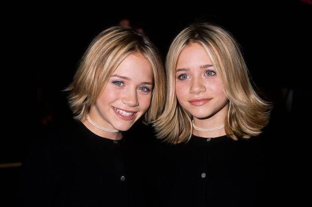 MARY KATE OLSEN AND ASHLEY OLSEN . ANNA & THE KING PREMIERE AT MANN S CHINESE THEATER 12-15-1999. I5468BK.Â - ZUMAg49_