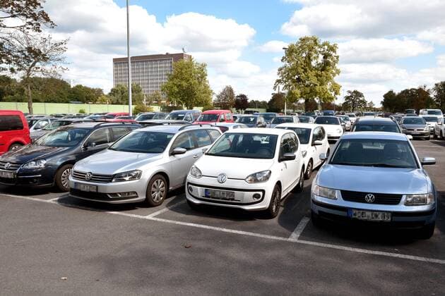 Wolfsburg Niedersachsen VW, Volkswagen in Wolfsburg, Symbolfotos und Verkehr rund ums Tor Sandkamp des VW-Werks. Bild zeigt: Parkplatzsituation mit dem Verwaltungshochhaus im Hintergrund