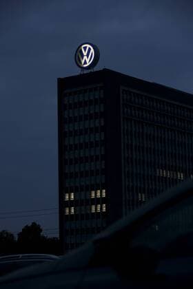 Wolfsburg Niedersachsen Symbolfoto, Volkswagen, VW, Das VW-Logo auf dem Dach des Verwaltungshochhauses in Wolfsburg leuchtet nur halb,