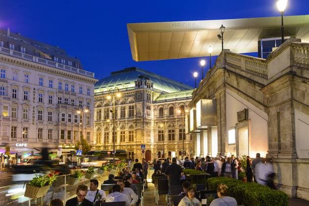 Architektur von Hans Hollein Albertina mit Flugdach žSoravia Wingœ von Hans Hollein, Blick zur Staatsoper, Straßenrestaurant in Wien, Vienna, 01., Wien, Austria