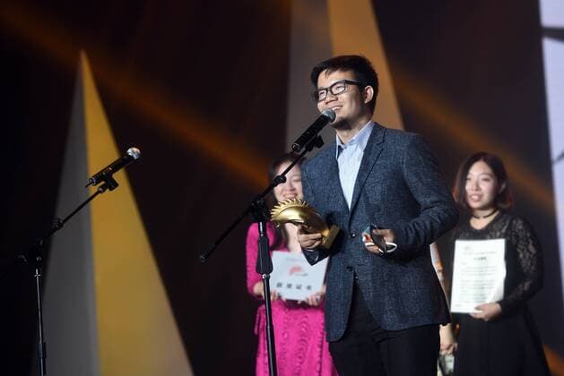 (160821) -- BEIJING, Aug. 21, 2016 -- Director Jin Shifei of the play Lost and Found gives an acceptance speech during the 15th Gold Hedgehog College Students Theater Festival in Beijing, capital of China, Aug. 21, 2016. 18 plays received awards in the festival Sunday out of 112 plays from 81 colleges around the nation. ) (wyl) CHINA-BEIJING-COLLEGE STUDENTS-THEATER FESTIVAL (CN) JinxLiangkuai 