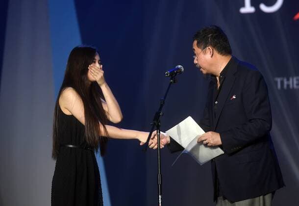 (160821) -- BEIJING, Aug. 21, 2016 -- Actor Liu Hua (R) awards Xie Chengcen from Sichuan Conservatory of Music for best performance during the 15th Gold Hedgehog College Students Theater Festival in Beijing, capital of China, Aug. 21, 2016. 18 plays received awards in the festival Sunday out of 112 plays from 81 colleges around the nation. ) (wyl) CHINA-BEIJING-COLLEGE STUDENTS-THEATER FESTIVAL (CN) JinxLiangkuai 