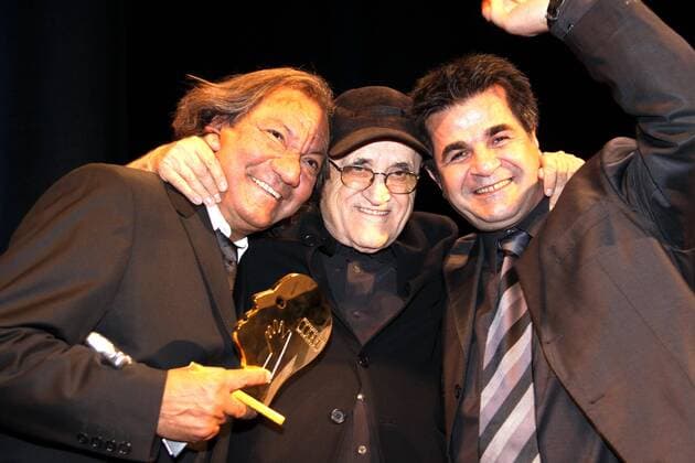 090908) -- MONTREAL, Sept. 8, 2009 -- French director Tony Gatlif (L) poses for photos with president of the 33rd Montreal World Film Festival Serge Losique (C) and film festival jury president Jafar Panahi in Montreal, Canada, Sept. 7, 2009. Tony Gatlif s Korkoro (Freedom) won the top prize, the Grand Prix of the Americas. The Montreal World Film Festival ran from Aug. 27 to Sept. 7. Yang Shilong) (zcq)  - ZUMAx10_