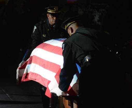 New Mexico: Trauerfeier für getöteten Polizisten August 21, 2016 - Las Cruces, NEW MEXICO, U.S. - 082116.New Mexico State Police Honor Guard members folds the US flag on Hatch Police Officer Jose Chavez,<cq>. casket at his funeral at the Pan Am Center. Chavez was killed last week while conducting a traffic stop .Photographed on Sunday August 21, 2016. JOURNAL. Las Cruces U.S. - ZUMAab1_