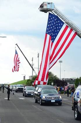 New Mexico: Trauerfeier für getöteten Polizisten August 21, 2016 - Las Cruces, NEW MEXICO, U.S. - 082116.Las Cruces Fire Department ladders with U.S Flags greet the hearse carrying Hatch Police Officer Jose Chavez,<cq>.approaches the Pan Am Center. Chavez was killed last week while conducting a traffic stop .Photographed on Sunday August 21, 2016. JOURNAL. Las Cruces U.S. - ZUMAab1_