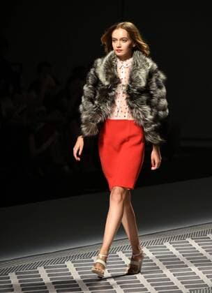 (160822) -- GUANGZHOU, Aug. 22, 2016 -- A model presents a fashion creation of Italian brand Chicca Lualdi during the 2016 Guangdong Fashion Week in Guangzhou, capital of south China s Guangdong Province, Aug. 22, 2016. Nearly 50 activities will be held at the fashion week that kicked off here on Monday. )(mcg) CHINA-GUANGZHOU-FASHION WEEK (CN) HuangxGuobao 