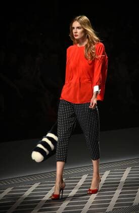 (160822) -- GUANGZHOU, Aug. 22, 2016 -- A model presents a fashion creation of Italian brand Alcoolique during the 2016 Guangdong Fashion Week in Guangzhou, capital of south China s Guangdong Province, Aug. 22, 2016. Nearly 50 activities will be held at the fashion week that kicked off here on Monday. )(mcg) CHINA-GUANGZHOU-FASHION WEEK (CN) HuangxGuobao 