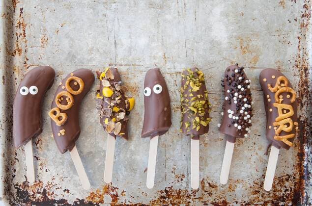 Schokobananen mit Nüssen und Dekor zu Halloween  1079703592