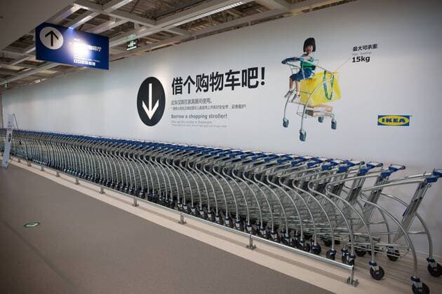 IKEA eröffnet riesiges Möbelhaus in Foshan, China FOSHAN, CHINA - AUGUST 22: Image shows the shopping carts in the IKEA store at Financial High-tech C Zone on August 22, 2016 in Foshan, Guangdong Province of China. With a total area of 40,000 square meters, the largest IKEA store in South China will open on Thursday in Foshan. The store will include 58 exhibition storage rooms, about 9,500 kinds of furniture and household products.  CFP490809066