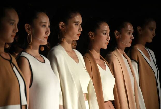 Models present creations during the Guangdong Fashion Week Autumn Session 2016 in Guangzhou, capital of south China s Guangdong Province, Aug. 24, 2016. ) (yxb) CHINA-GUANGZHOU-FASHION WEEK(CN) HuangxGuobao 