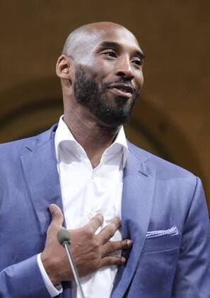 Bilder des Tages Basketballer Kobe Bryant wird in Los Angeles mit einem Feiertag geehrt August 24, 2016 - Los Angeles, California, U.S - Former Los Angeles Lakers star Kobe Bryant and his family attend the Los Angeles City Council meeting, Aug., 24, 2016, at Council chamber in Los Angeles City Hall, where Councilman Jose Huizar makes a presentation declaring Kobe Bryant Day. The Los Angeles City Council declared today Kobe Bryant Day, honoring the recently retired Los Angeles Laker on the date of the jersey numbers he wore with the team. Los Angeles U.S. - ZUMAc68_