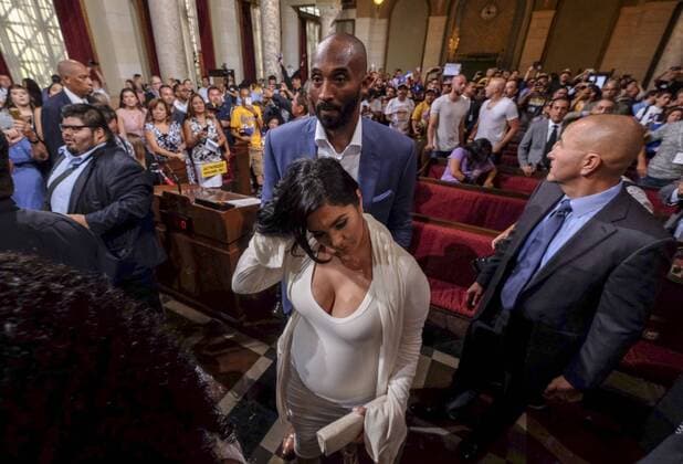 Basketballer Kobe Bryant wird in Los Angeles mit einem Feiertag geehrt August 24, 2016 - Los Angeles, California, U.S - Former Los Angeles Lakers star Kobe Bryant and his family attend the Los Angeles City Council meeting, Aug., 24, 2016, at Council chamber in Los Angeles City Hall, where Councilman Jose Huizar makes a presentation declaring Kobe Bryant Day. The Los Angeles City Council declared today Kobe Bryant Day, honoring the recently retired Los Angeles Laker on the date of the jersey numbers he wore with the team. Los Angeles U.S. - ZUMAc68_