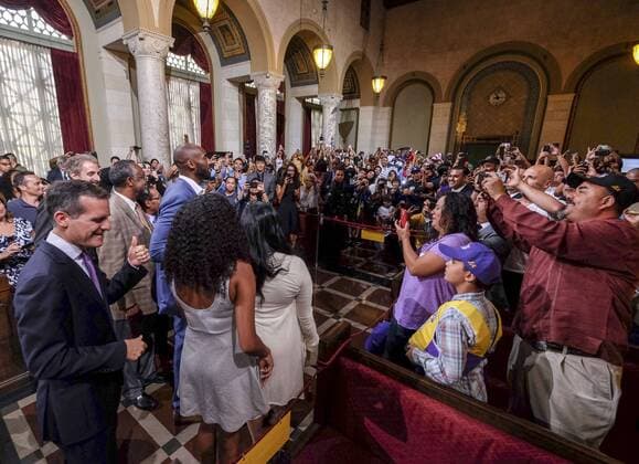Basketballer Kobe Bryant wird in Los Angeles mit einem Feiertag geehrt August 24, 2016 - Los Angeles, California, U.S - Former Los Angeles Lakers star Kobe Bryant and his family attend the Los Angeles City Council meeting, Aug., 24, 2016, at Council chamber in Los Angeles City Hall, where Councilman Jose Huizar makes a presentation declaring Kobe Bryant Day. The Los Angeles City Council declared today Kobe Bryant Day, honoring the recently retired Los Angeles Laker on the date of the jersey numbers he wore with the team. Los Angeles U.S. - ZUMAc68_