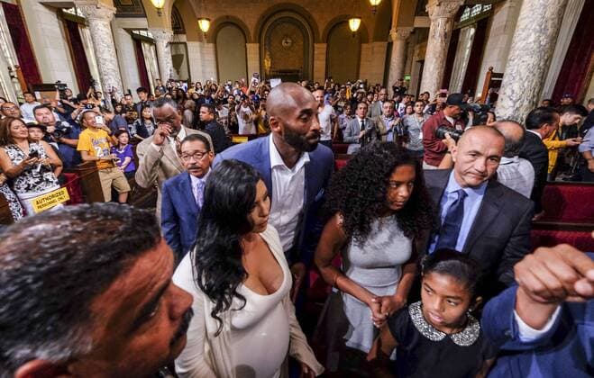 Basketballer Kobe Bryant wird in Los Angeles mit einem Feiertag geehrt August 24, 2016 - Los Angeles, California, U.S - Former Los Angeles Lakers star Kobe Bryant and his family attend the Los Angeles City Council meeting, Aug., 24, 2016, at Council chamber in Los Angeles City Hall, where Councilman Jose Huizar makes a presentation declaring Kobe Bryant Day. The Los Angeles City Council declared today Kobe Bryant Day, honoring the recently retired Los Angeles Laker on the date of the jersey numbers he wore with the team. Los Angeles U.S. - ZUMAc68_
