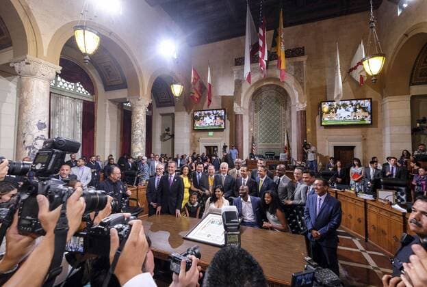Basketballer Kobe Bryant wird in Los Angeles mit einem Feiertag geehrt August 24, 2016 - Los Angeles, California, U.S - Former Los Angeles Lakers star Kobe Bryant and his family attend the Los Angeles City Council meeting, Aug., 24, 2016, at Council chamber in Los Angeles City Hall, where Councilman Jose Huizar makes a presentation declaring Kobe Bryant Day. The Los Angeles City Council declared today Kobe Bryant Day, honoring the recently retired Los Angeles Laker on the date of the jersey numbers he wore with the team. Los Angeles U.S. - ZUMAc68_
