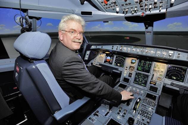Zeil Oberding-Schwaig, DEU, 16.11.2009 Das Lufthansa Flight Training Center. In diesem Schulungscenter werden verschiedene Szenarien aus dem Cockpit und dem Kabinen service geübt. Die LFT bildet seit mehr als 50 Jahren Cockpit und Kabinenbesatzung aus. Der bayerische Wirtschaftsminister Martin Zeil besucht das LFT und nimmt eine Flugstunde im Cockpitsimulator. Oberding-Schwaig Bayern DEU, Deutschland Copyright: argumx xFalkxHeller