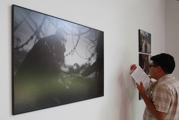 A view of the picture Hope of a New Life by Australisn Warren Richardson during the exhibition World Press Photo 2016 in Mexico City, Mexico, 25 August 2016. The refugees crisis, the explosion in Tianjin, China, and several natural phoenomena arrived in the city through the photographs of the World Press Photo winners, 145 pictures that will be on display at the Franz Mayer Museum. EFE Mario Guzman WORD PRESS PHOTO 2016 IN MEXICO CITY !ACHTUNG: NUR REDAKTIONELLE NUTZUNG!  MEX003 20160825-636077629959909615