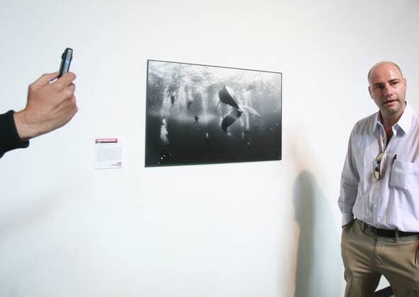 Mexican photographer Anuar Patjane Floriuk poses with his picture Whale that whispers during the exhibition World Press Photo 2016 in Mexico City, Mexico, 25 August 2016. The refugees crisis, the explosion in Tianjin, China, and several natural phoenomena arrived in the city through the photographs of the World Press Photo winners, 145 pictures that will be on display at the Franz Mayer Museum. EFE Mario Guzman WORD PRESS PHOTO 2016 IN MEXICO CITY !ACHTUNG: NUR REDAKTIONELLE NUTZUNG!  MEX003 20160825-636077630615716799