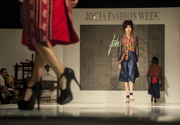 August 26, 2016 - Yogyakarta, Indonesia - Some batik fashion model walking on the catwalk in Jogja Fashion Week, Yogyakarta, Indonesia, on August 26, 2016. Jogja Fashion Week which has pattern batik from various regions in Indonesia combined with a contemporary fashion with the aim of batik fashion can be more global and will be world international of fashion. Yogyakarta Indonesia  - ZUMAn230