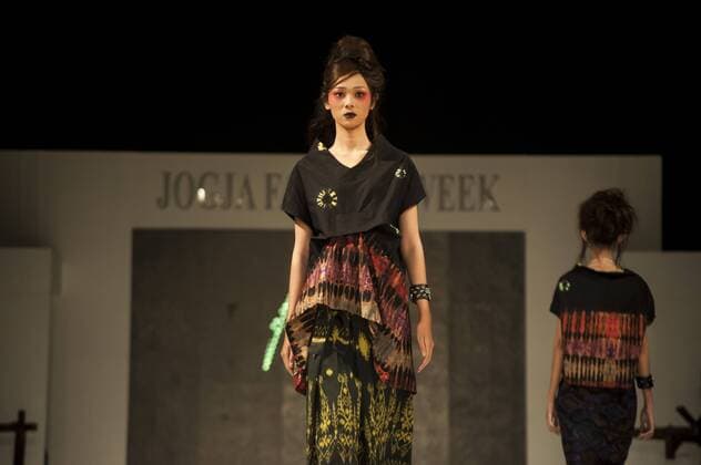 August 26, 2016 - Yogyakarta, Indonesia - Some batik fashion model walking on the catwalk in Jogja Fashion Week, Yogyakarta, Indonesia, on August 26, 2016. Jogja Fashion Week which has pattern batik from various regions in Indonesia combined with a contemporary fashion with the aim of batik fashion can be more global and will be world international of fashion. Yogyakarta Indonesia  - ZUMAn230