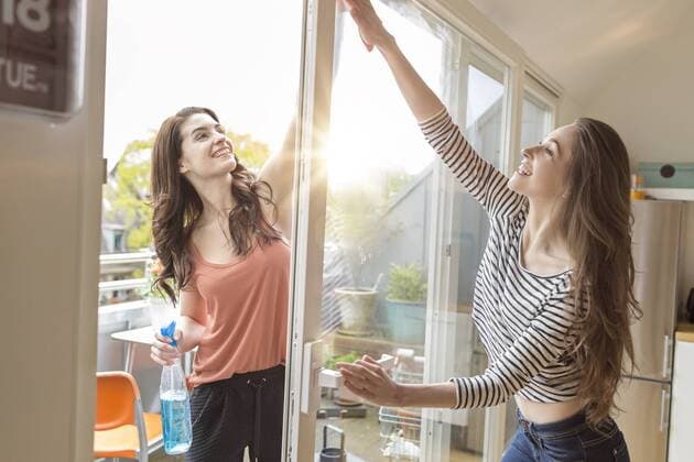 IMAGO Creative, Lifestyle, Leben in einer Wohngemeinschaft, WG Youniverse - Urban Lifestyle Two women cleaning window together model released Symbolfoto property released  PESF000332