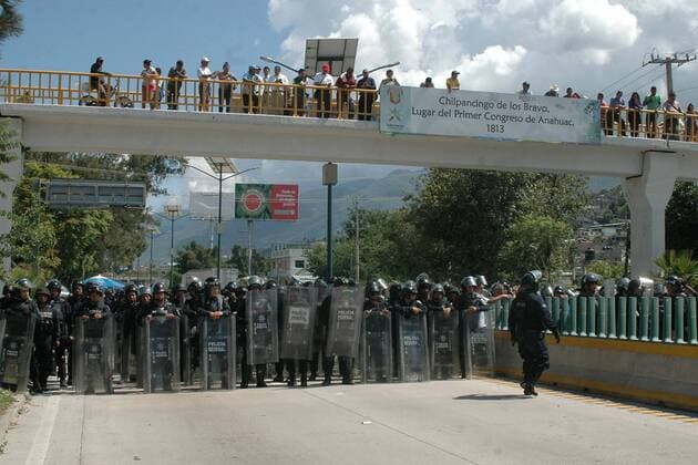 Protest gegen Bildungsreform in Mexiko August 26, 2016 - Mexico - EUM20160826EDU01.JPG.CHILPANCINGO, Gro. EducationEducacion-Guerrero.- Docentes de la CETEG marchan en el bulevar Vicente Guerrero, 26 de agosto de 2016, para protestar contra la reforma educativa.  - ZUMAu78_