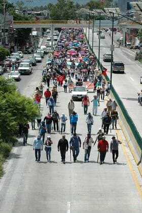 Protest gegen Bildungsreform in Mexiko August 26, 2016 - Mexico - EUM20160826EDU03.JPG.CHILPANCINGO, Gro. EducationEducacion-Guerrero.- Docentes de la CETEG marchan en el bulevar Vicente Guerrero, 26 de agosto de 2016, para protestar contra la reforma educativa.  - ZUMAu78_