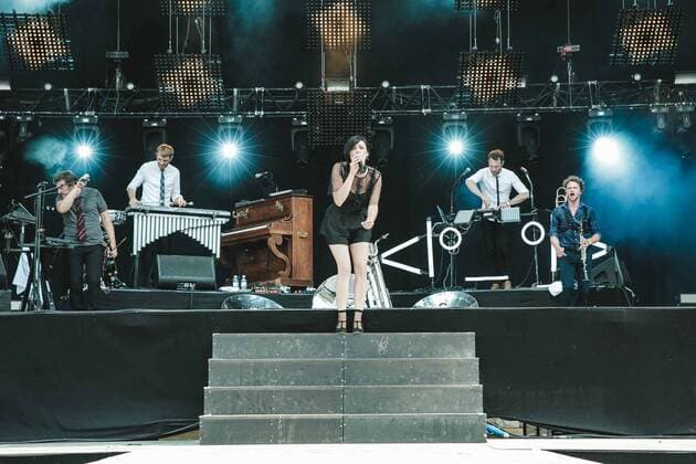 Bilder des Tages Musikfestival Rock en Seine Caravan Palace - Rock en Seine CELEBRITES : Rock en Seine - Saint Cloud - 27 08 2016 AlexandreFumeron Panoramic 