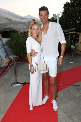 Sonja Kiefer mit Freund Cedric Schwarz, Serfan Fashion Show im Hugo s Beach am Starnberger See in Starnberg am 27.08.2016
