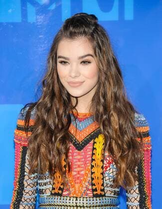 August 28, 2016 - New York, NY, United States - 28 August 2016 - New York, New York - Hailee Steinfeld. 2016 MTV Video Music Awards at Madison Square Garden. Photo Credit: Mario Santoro AdMedia New York United States - ZUMAa123