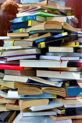 Buecherstapel, Symbolfoto fuer Bildung, Literatur und Buchwissen book pile BLWS435611 Copyright: xblickwinkel McPHOTO E.xWodickax