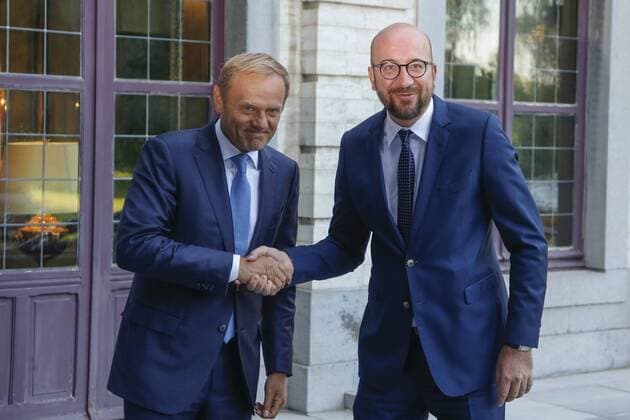Bilder des Tages European Council President Donald Tusk and Belgian Prime Minister Charles Michel shake hands as they arrive for a meeting at the Chateau de Val-Duchesse - Kasteel van Hertoginnedal castle in Brussels, on Wednesday 31 August 2016.  THIERRYxROGE 04922441