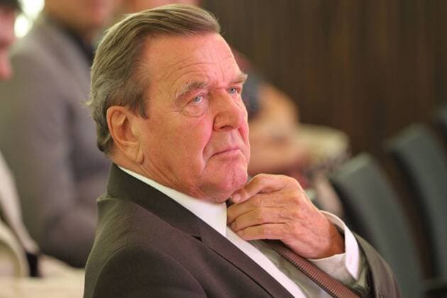 Der Altkanzler der Bunderepublik Deutschland Gerhard Schröder (SPD) unterstützt am Mittwoch (31.08.2016) in Rostock seine Parteifreunde bei einer Wahlkampfveranstaltung in Vorbereitung auf die Landtagswahl am 04. September in Mecklenburg Vorpommern. Bei der Veranstaltung ging Schröder auf wirtschaftliche Themen ein. Dazu beleuchtete er das Verhältnis der Bundesrepublik zu Russland und die noch bestehenden Russlandsanktionen. Außerdem nannte er Erfolge seiner Amtszeit.