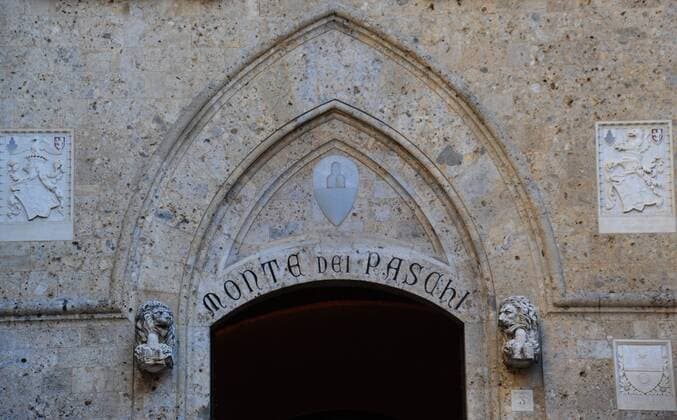 Italien, Siena, 16.08.2016 Die Banca Monte dei Paschi di Siena S.p.A. ist eines der groeßten Kreditinstitute Italiens und gilt als die aelteste noch existierende Bank der Welt. Die Bankzentrale residiert im Palazzo Salimbeni im Zentrum von Siena in der Toskana. Foto: der Haupteingang der Zentrale Italy, Siena, 08 16 2016 Banca Monte Paschi di Siena SpA dei is one of the largest credit institutions in Italy and is considered the oldest surviving bank in the world. The bank s headquarters is housed in the Palazzo Salimbeni in the center of Siena in Tuscany. Photo: the main entrance of the headquarters Banca Monte Dei Paschi di Siena