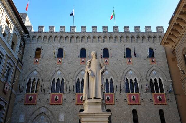 Italien, Siena, 16.08.2016 Die Banca Monte dei Paschi di Siena S.p.A. ist eines der groeßten Kreditinstitute Italiens und gilt als die aelteste noch existierende Bank der Welt. Die Bankzentrale residiert im Palazzo Salimbeni im Zentrum von Siena in der Toskana. Foto: Statue des Sallustio Bandini auf der Piazza Salimbeni in Siena, vor der Banca Monte Dei Paschi di Siena Italy, Siena, 08 16 2016 Banca Monte Paschi di Siena SpA dei is one of the largest credit institutions in Italy and is considered the oldest surviving bank in the world. The bank s headquarters is housed in the Palazzo Salimbeni in the center of Siena in Tuscany. Photo: Statue of Sallustio Bandini in the Piazza Salimbeni in Siena, before the Banca Monte Dei Paschi di Siena Banca Monte Dei Paschi di Siena