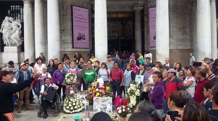 September 1, 2016 - Mexico - EUM20160901ESP20.JPG.CIUDAD DE MEXICO ShowbizFarandula-Juan Gabriel.- Decenas de personas acuden a la explanada del Palacio de Bellas Artes, 1 de septiembre de 2016, para mostrar sus condolencias al recientemente fallecido cantautor Juan Gabriel. Foto: Agencia EL UNIVERSALEdgar EslavaJMA. Mexico  - ZUMAu78_