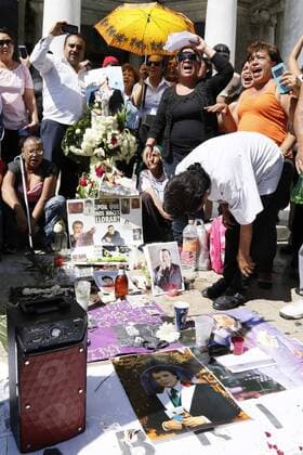 September 1, 2016 - Mexico - EUM20160901ESP24.JPG.CIUDAD DE MEXICO ShowbizFarandula-Juan Gabriel.- Decenas de personas acuden a la explanada del Palacio de Bellas Artes, 1 de septiembre de 2016, para mostrar sus condolencias al recientemente fallecido cantautor Juan Gabriel. Foto: Agencia EL UNIVERSALAgustin SalinasJMA Mexico  - ZUMAu78_