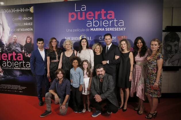 Director Marina Seresesky (4L, back) and the cast of the film pose as they arrive in the premiere of La puerta abierta (The open door) at the Palace of the Press in Madrid, Spain, 1 September 2016. EFE JuanJo Martin LA PUERTA ABIERTA PREMIERE IN MADRID !ACHTUNG: NUR REDAKTIONELLE NUTZUNG!  MAD002 20160901-636083683157378572
