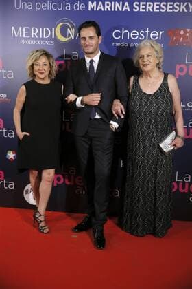 Spanish actors (L-R) Carmen Machi, Asier Etxeandia and Terele Pavez pose as they arrive at the premiere of La puerta abierta (The open door) at the Palace of the Press in Madrid, Spain, 1 September 2016. EFE JuanJo Martin LA PUERTA ABIERTA PREMIERE IN MADRID !ACHTUNG: NUR REDAKTIONELLE NUTZUNG!  MAD002 20160901-636083683858835500