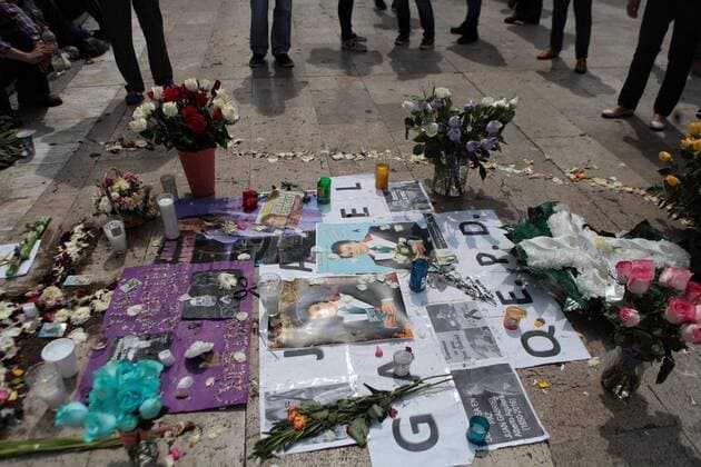 Fans of Mexican singer Juan Gabriel gather outside the Palace of Beaux Arts in Mexico City, Mexico, 1 September 2016. Juan Gabriel, who passed away last Sunday in his house of Santa Monica, California, US, will be moved to Mexico for a tribute at the Palace of Beaux Arts, where the singer from Juarez performed for the first time in 1990. EFE Sashenka Gutierrez TRIBUTES TO JUAN GABRIEL IN MEXICO CITY !ACHTUNG: NUR REDAKTIONELLE NUTZUNG!  MEX005 20160901-636083702325974538