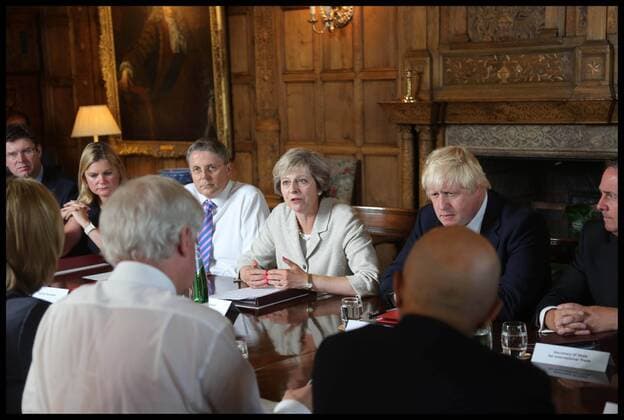 Kabinettssitzung in London . 31 08 2016. London, United Kingdom. Theresa May Chequers Cabinet meeting. The Prime Minister Theresa May holds her first Cabinet meeting at Chequers, her country residence. Mrs May is flanked by Foreign Secretary Boris Johnson and Cabinet Secretary, Jeremy Heywood.  xNPAxPoolxx xi-Imagesx IIM-13368-0001