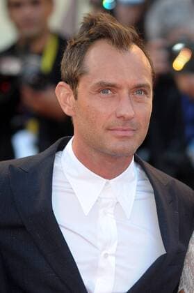 Filmfestspiele Venedig - The Young Pope Filmpremiere 73rd Venice Film Festival, Red Carpet film The young pope . Pictured: Jude Law  Copyright: xAlbertoxTerenghi Veneziax2016x