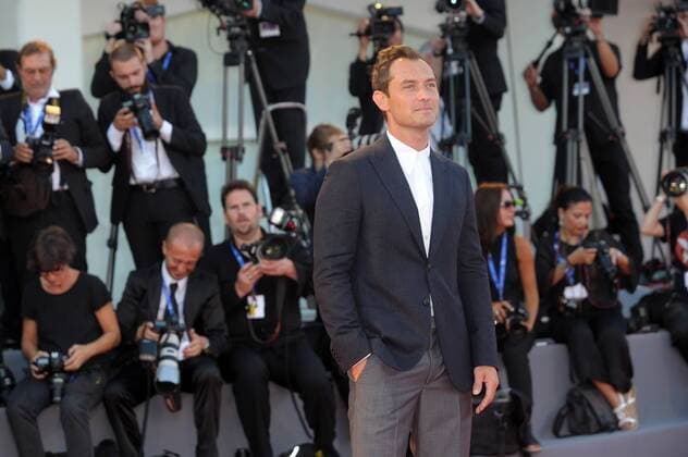 Filmfestspiele Venedig - The Young Pope Filmpremiere 73rd Venice Film Festival, Red Carpet film The young pope . Pictured: Jude Law  Copyright: xAlbertoxTerenghi Veneziax2016x