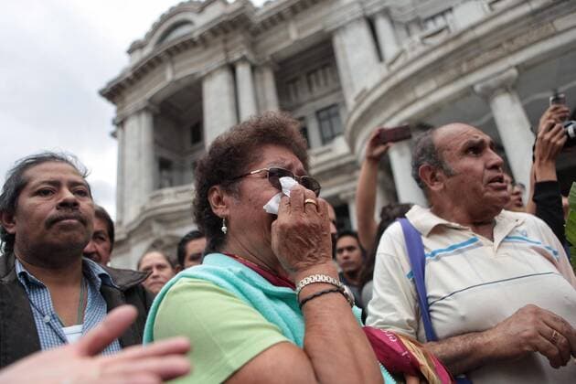 Followers of late Mexican singer and composer Juan Gabriel gather to pay tribute to the artist outside the Palace of Fine Arts in Mexico City, Mexico, 02 September 2016. The urn containing Gabriel s ashes will arrive to the capital on 04 September, for an event at the Palace to honor him. The prolific Latin American music icon, died of natural causes in Santa Monica, California, on 28 August morning. TRIBUTES TO LATE MEXICAN SINGER JUAN GABRIEL !ACHTUNG: NUR REDAKTIONELLE NUTZUNG!  MEX10 20160903-636085377440426122