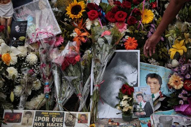 Followers of late Mexican singer and composer Juan Gabriel gather to pay tribute to the artist outside the Palace of Fine Arts in Mexico City, Mexico, 02 September 2016. The urn containing Gabriel s ashes will arrive to the capital on 04 September, for an event at the Palace to honor him. The prolific Latin American music icon, died of natural causes in Santa Monica, California, on 28 August morning. TRIBUTES TO LATE MEXICAN SINGER JUAN GABRIEL !ACHTUNG: NUR REDAKTIONELLE NUTZUNG!  MEX12 20160903-636085377469286862
