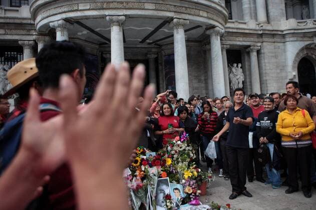 Followers of late Mexican singer and composer Juan Gabriel gather to pay tribute to the artist outside the Palace of Fine Arts in Mexico City, Mexico, 02 September 2016. The urn containing Gabriel s ashes will arrive to the capital on 04 September, for an event at the Palace to honor him. The prolific Latin American music icon, died of natural causes in Santa Monica, California, on 28 August morning. TRIBUTES TO LATE MEXICAN SINGER JUAN GABRIEL !ACHTUNG: NUR REDAKTIONELLE NUTZUNG!  MEX18 20160903-636085377483639230