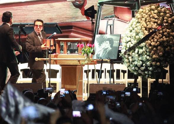 Manager of Mexican singer and songwriter Juan Gabriel, Jesus Sales (2-L), holds a wood box with the ashes of Juan Gabriel during a posthumous tribute in Ciudad Juarez, Mexico, 03 September 2016. Juan Gabriel died on 28 August 2016 in Santa Monica, USA at the age of 66. EFE Mario Guzman Tribute to Mexican Juan Gabriel !ACHTUNG: NUR REDAKTIONELLE NUTZUNG!  MEX45 20160904-636085684924518023
